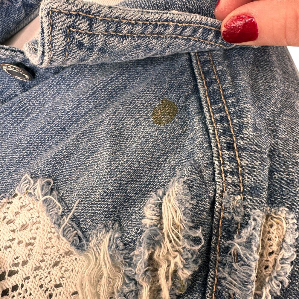 American Eagle Distressed Crochet Accent Button Up Jean Jacket Size Medium - Picture 6 of 12